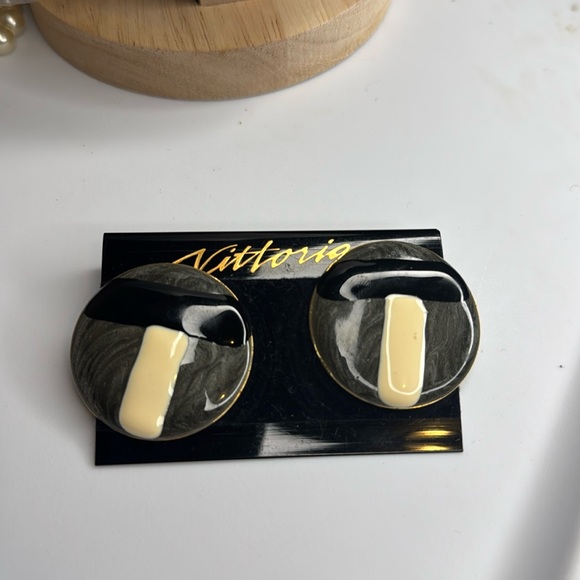 Vintage   80s Vittoria    Gold Tone &  Black  Enamel  Earrings-Initial “T” - Picture 2 of 4